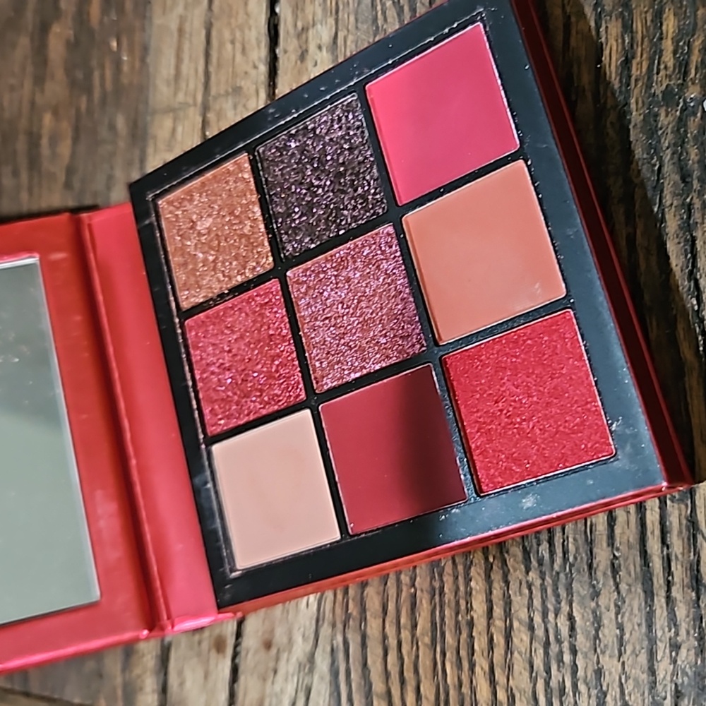 Huda beauty new ruby red pallet